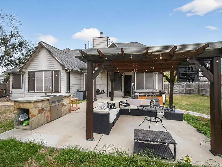 395 Spring Dr — Photo 25
