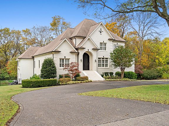 3rd image of 828 Woodburn Dr