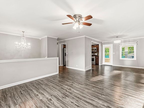 4th image of 419 Deerpath Dr