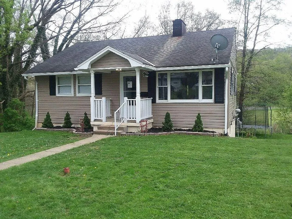 220 Manor Dr photo 1