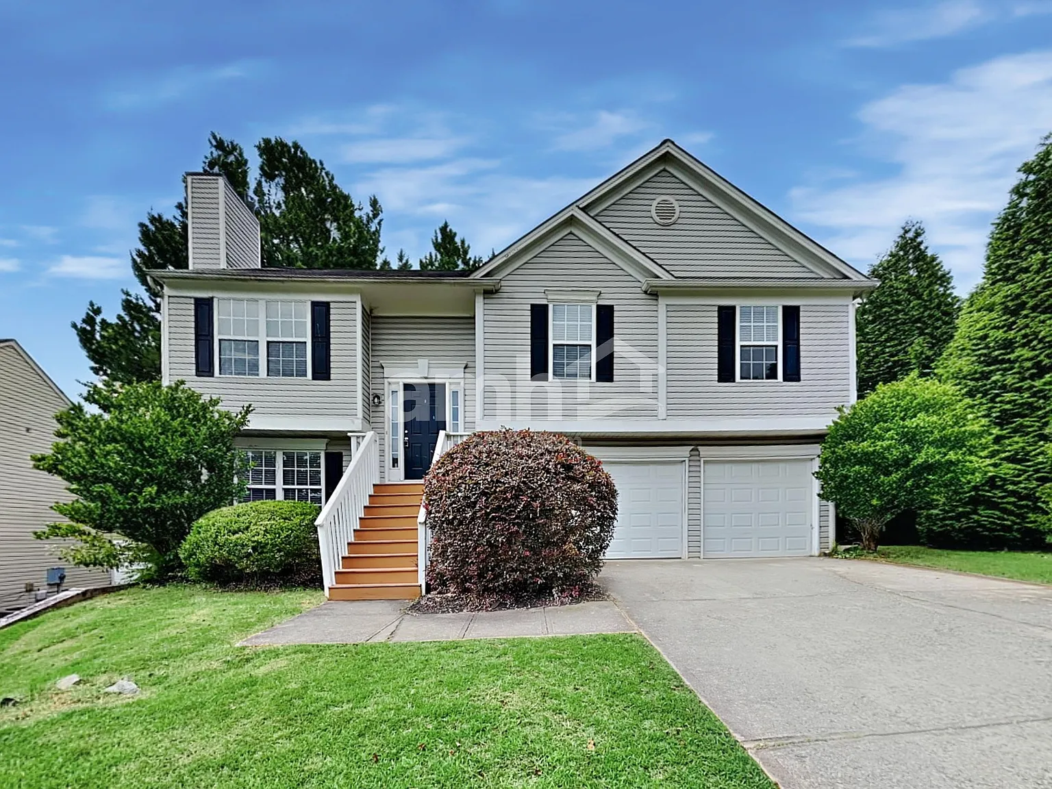 4 bed, 3.0 bath, 2500 sqft, $2,570 — Photo 1
