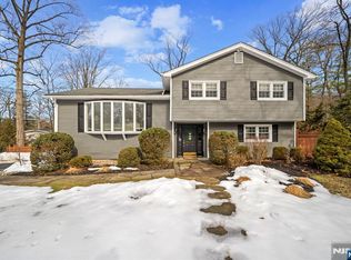 564 Whitenack Rd, River Vale, NJ 07675