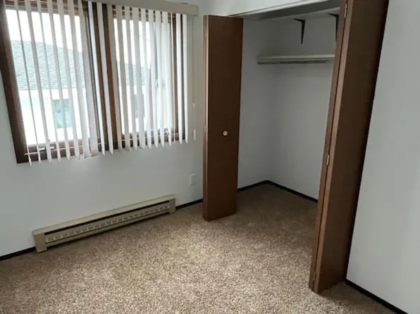 Dakota Apartments, 902 & 904 9th St #E103, Britton, SD 57430
