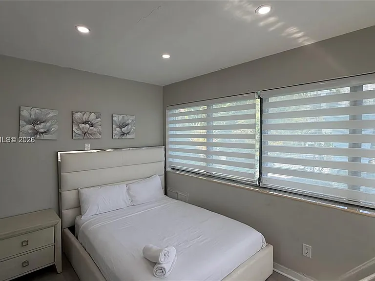 10004 E Bay Harbor Dr #10 — Photo 4