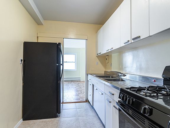 4th image of 4 Fordham Hill Oval APT 10F