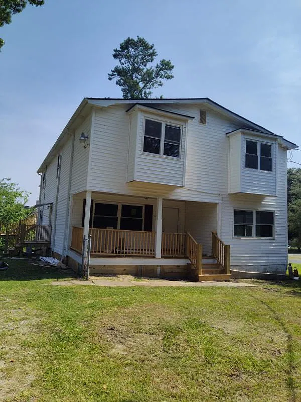 4 bed, 1033 sqft, $1,915 — Photo 1