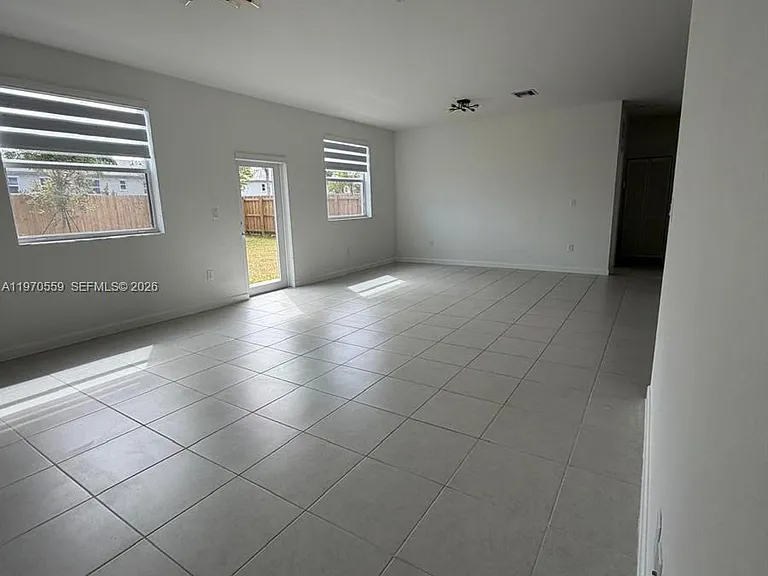 2638 SE 9th St — Photo 4