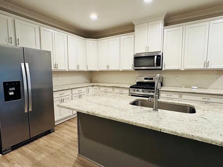 527 Cloverdale Dr — Photo 10