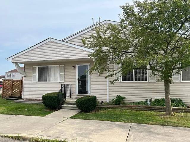28167 Raleigh Crescent Dr — Photo 1