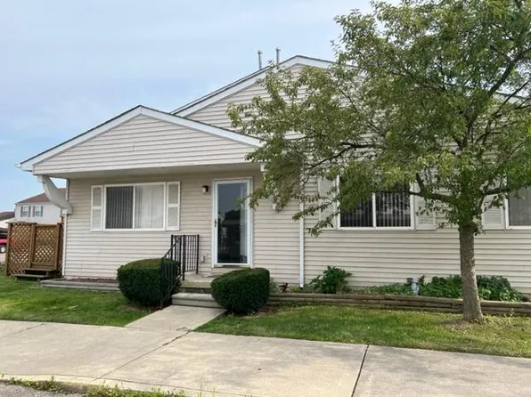 28167 Raleigh Crescent Dr, Chesterfield, MI 48051