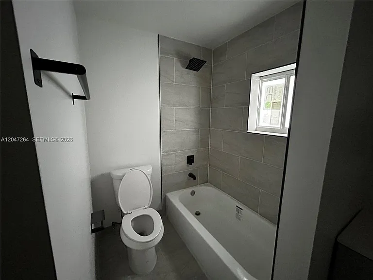 4429 SW 21st St #FRONT — Photo 5