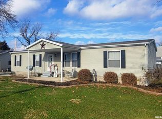 201 5th St, Alma, IL 62807