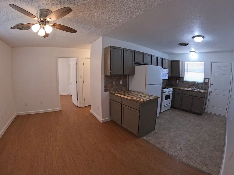 2509-2511 Pecan Dr — Photo 2