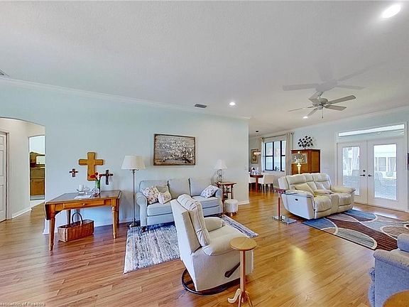 3rd image of 4 Somerset Ln