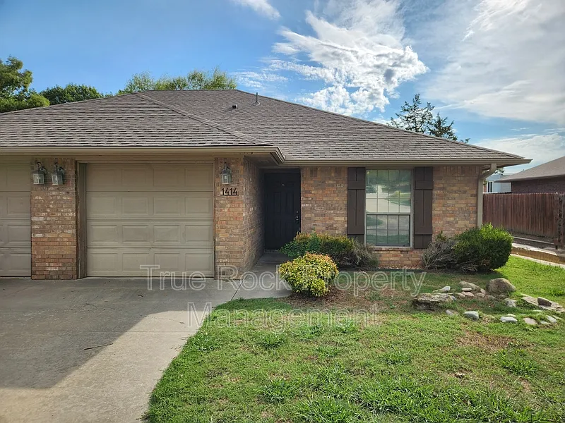 2 bed, 1.0 bath, $1,300 — Photo 1