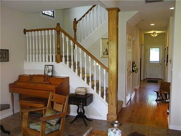 5th image of 175 N Elm St