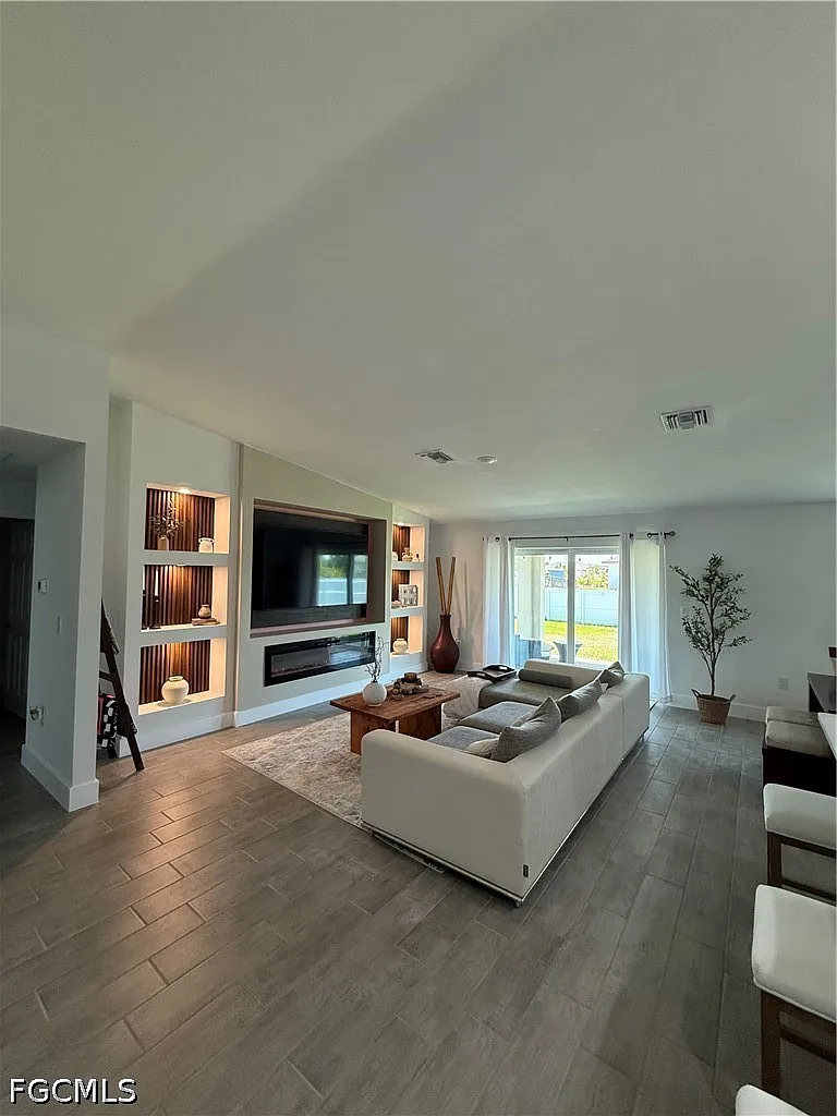 4 bed, 2.0 bath, 1651 sqft, $2,000 — Photo 2