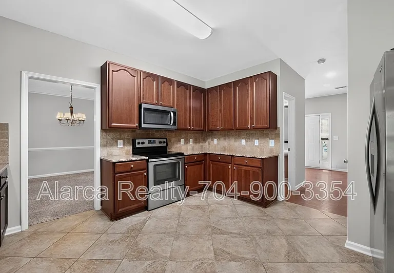 2041 White Cedar Ln — Photo 4