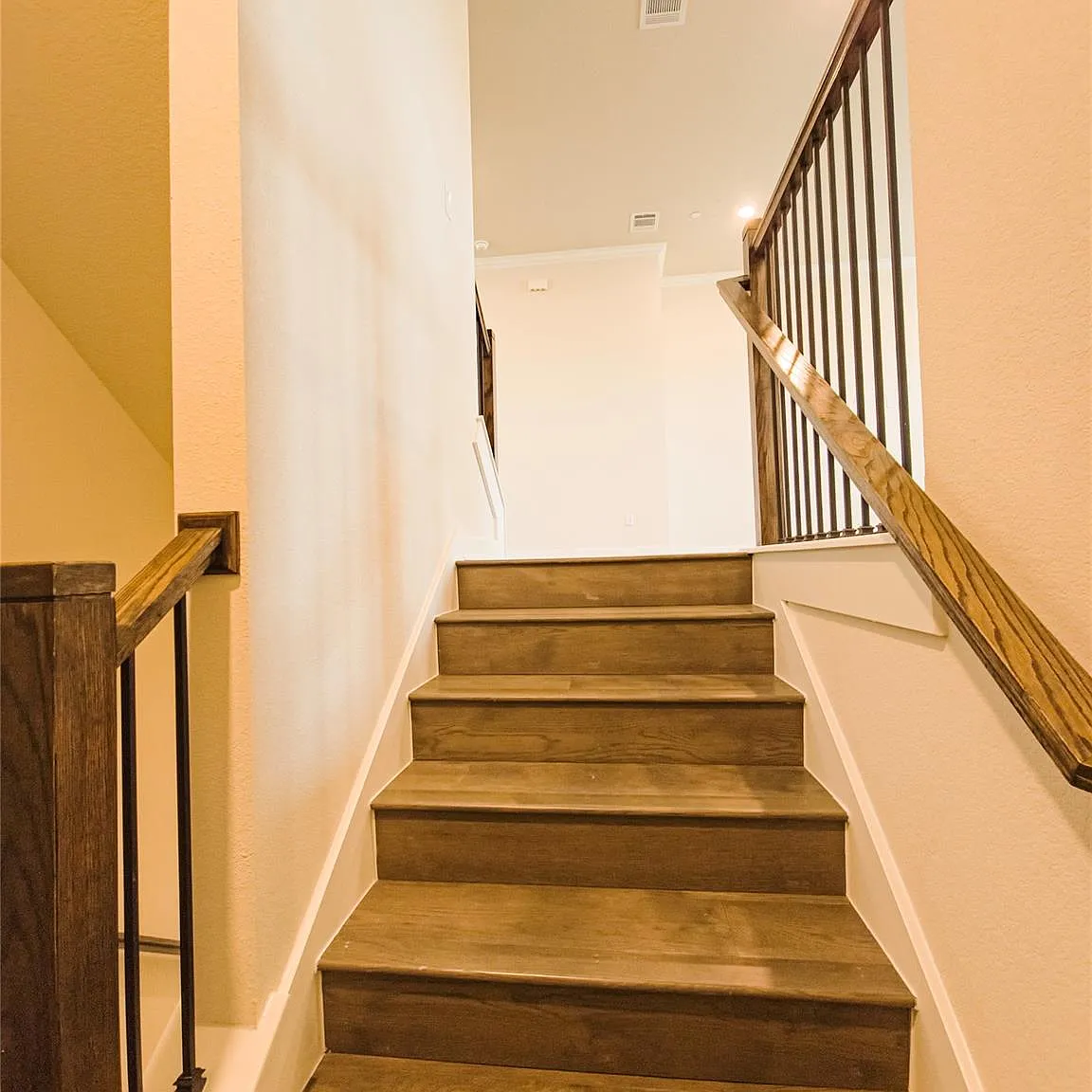 3 bed, 3.5 bath, 2987 sqft, $3,400 — Photo 4