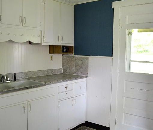 4th image of 1690 Lancaster Ave