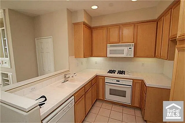 2 bed, 2.5 bath, 1100 sqft, $1,700 — Photo 3