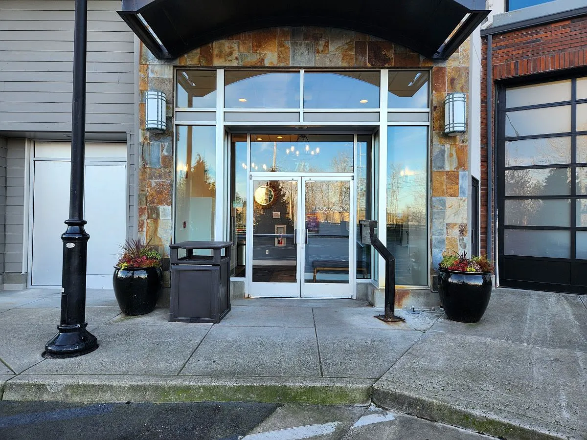 The Crossings at Gresham Station — Photo 4