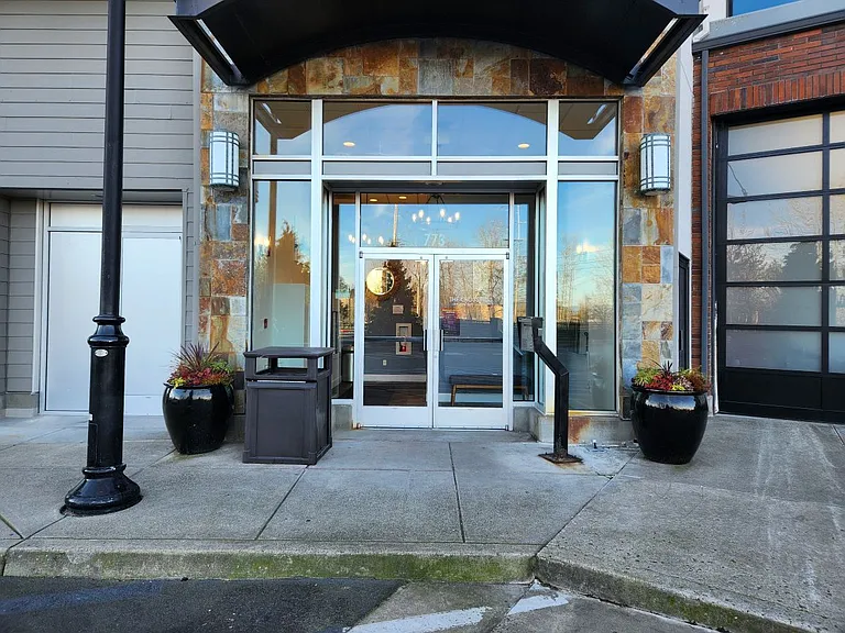 The Crossings at Gresham Station — Photo 4