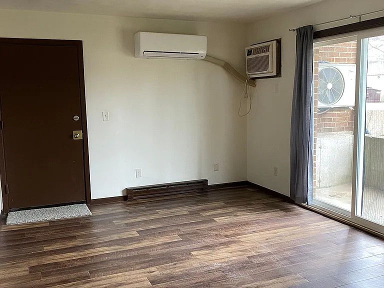 Immaculate Updated 2 Bedroom with 1 Bath — Photo 11