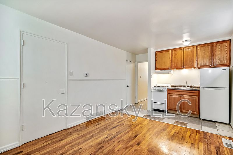 1st image of 1862 Pratt St APT A