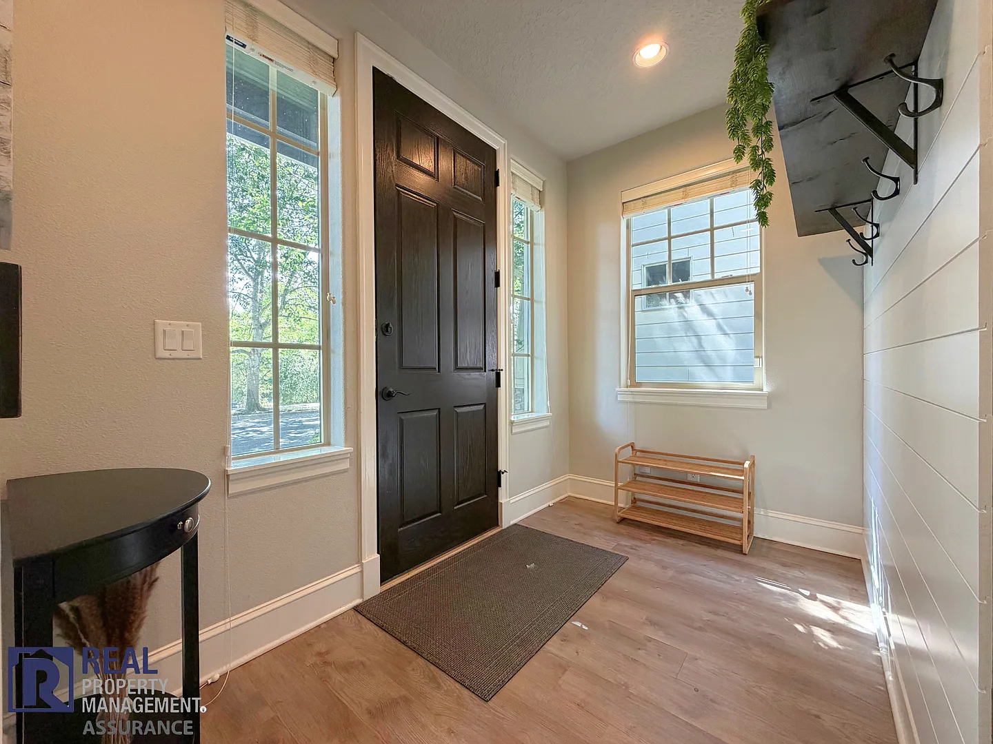 Quiet Furnished Home with Office, River Access & Nearby Hospitals — Photo 2