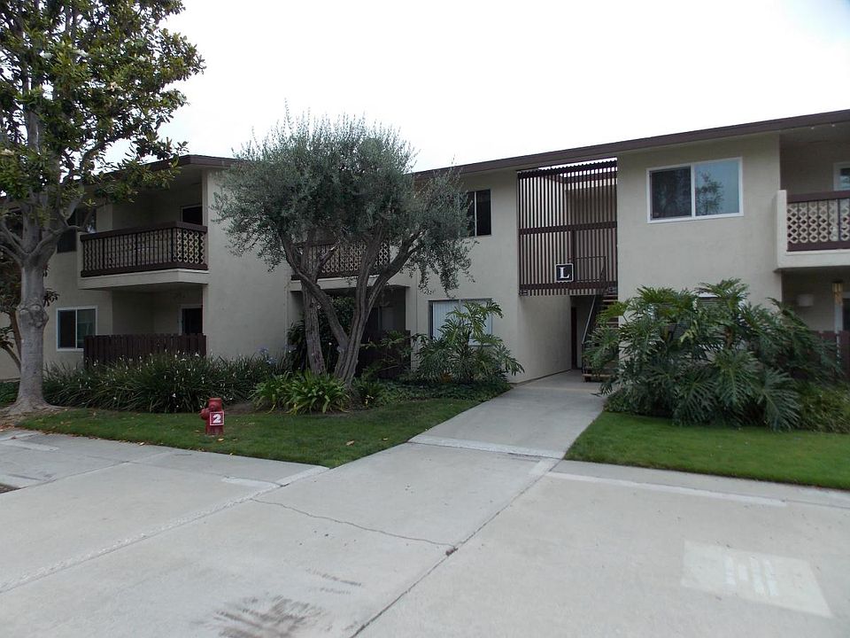 Front of building in Rossmoor Park Condominiums