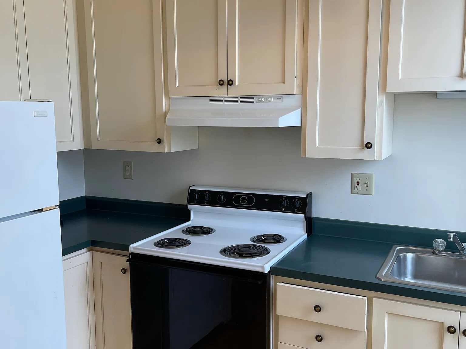 5 bed, 2200 sqft, $4,153 — Photo 2