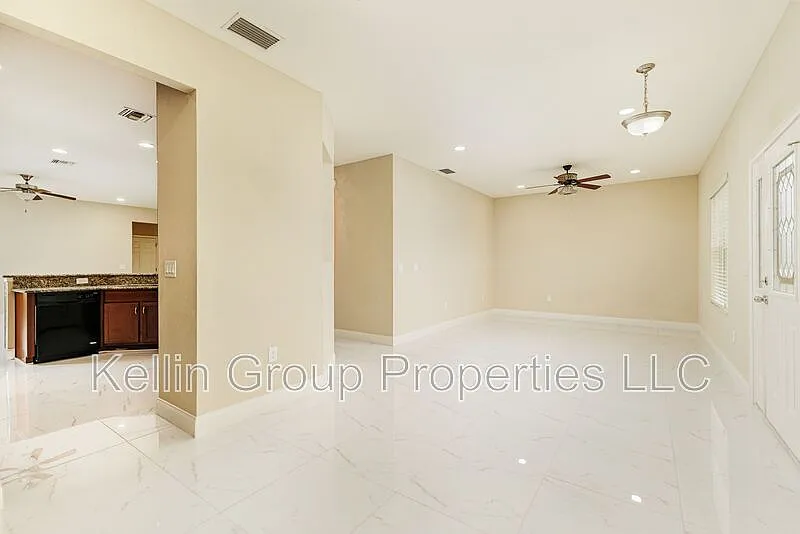 4 bed, 3.0 bath, 2120 sqft, $2,250 — Photo 4