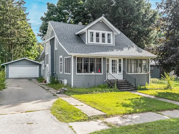105 E Sumner St, Weyauwega, WI 54983