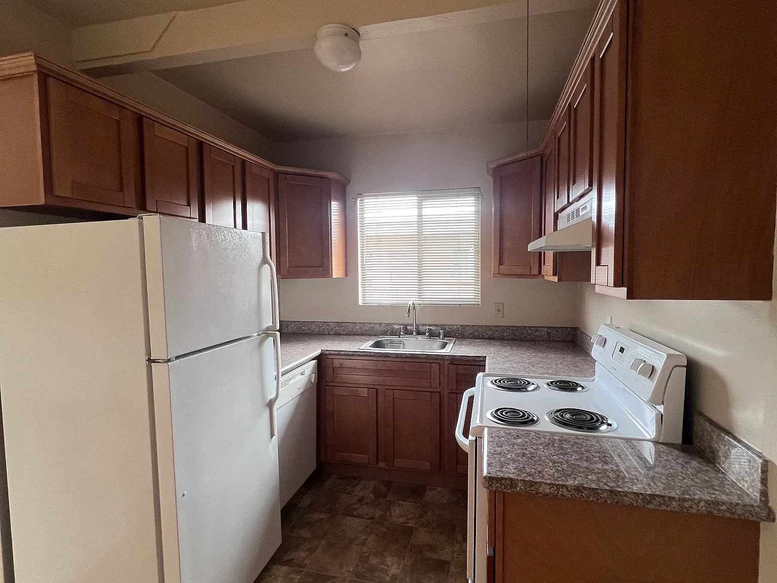 Central Avenue Apartments — Photo 2