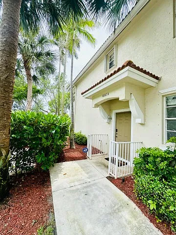 2 bed, 1028 sqft, $2,570 — Photo 2