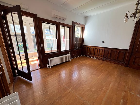3rd image of 819 Main St #D