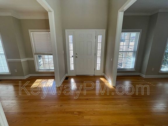 2nd image of 250 Newland Cir