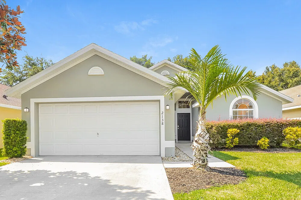 3 bed, 2.0 bath, 1368 sqft, $2,210 — Photo 1