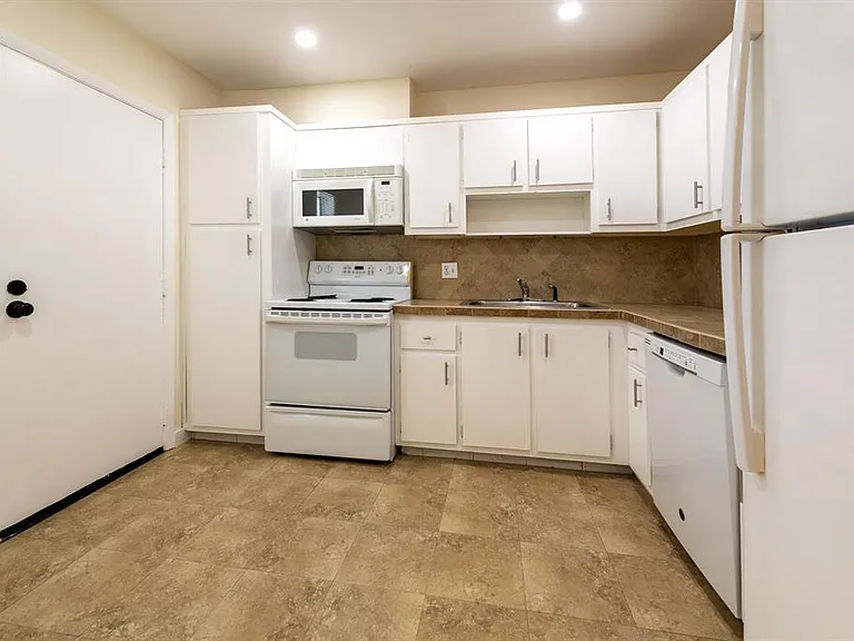 6061 N Falls Circle Dr #402 — Photo 4
