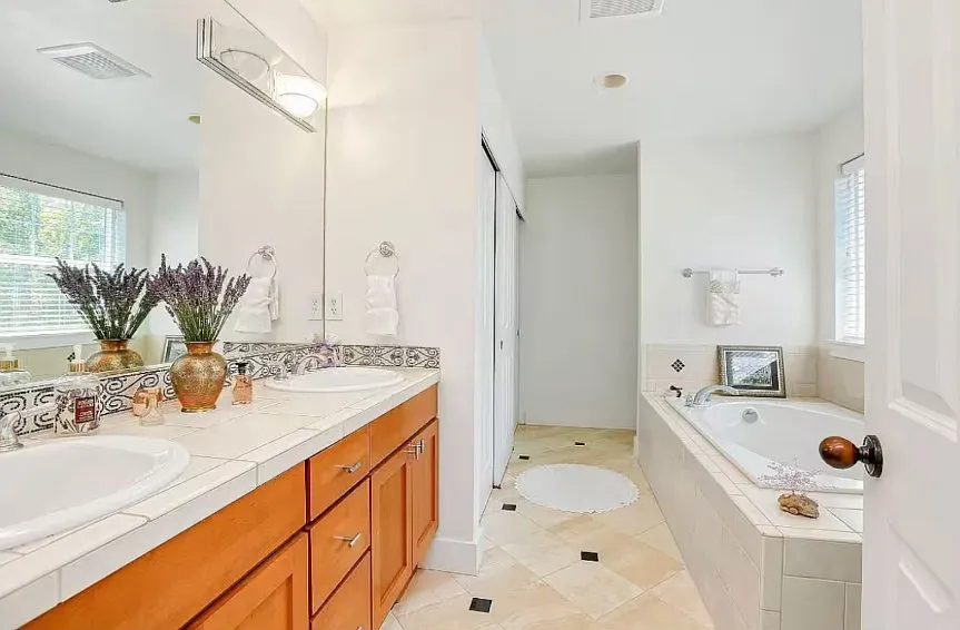 4 bed, 2650 sqft, $6,550 — Photo 3