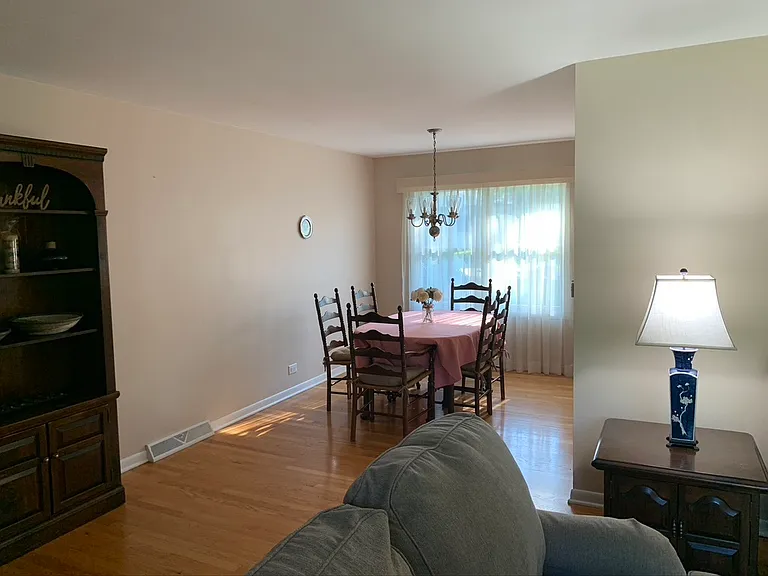 1126 Laurel Ln — Photo 9
