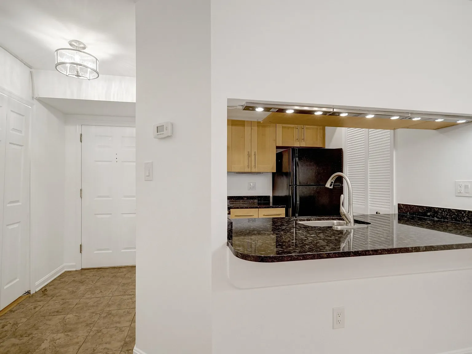 1 bed, 694 sqft, $2,400 — Photo 2