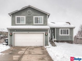 904 Clearwater Dr, Papillion, NE 68046