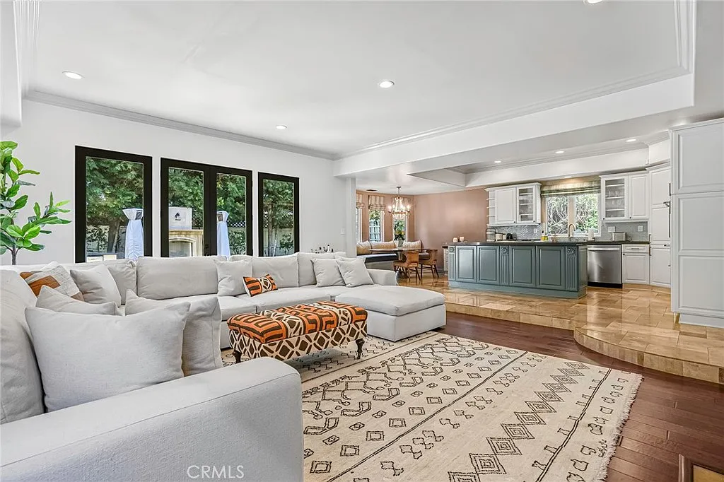 5 bed, 4.5 bath, 3646 sqft, $27,500 — Photo 2