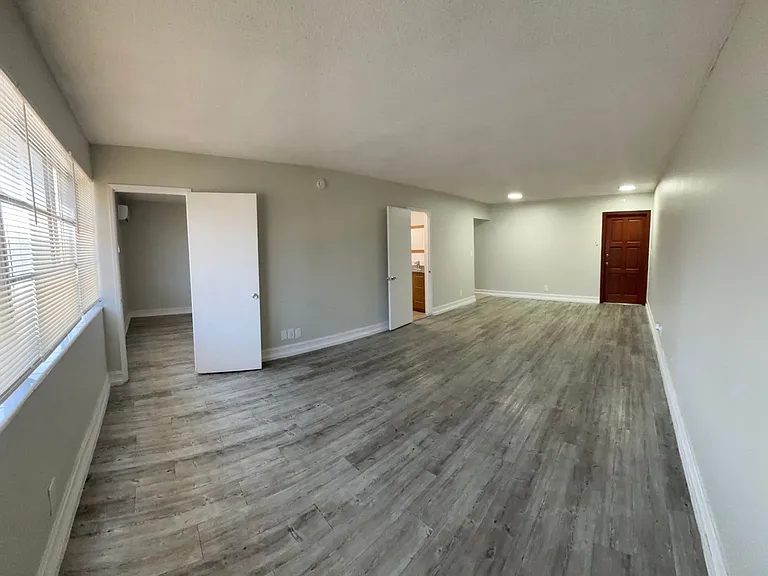Bellagio Apartments — Photo 25
