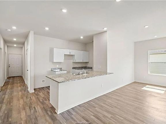 3rd image of 5525 Fox Bluff Dr