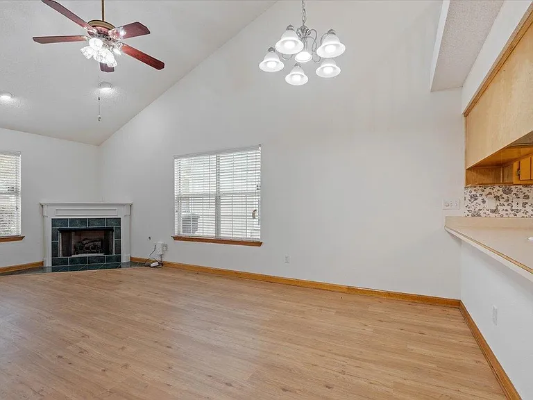 2510 Golden Park Ln — Photo 7