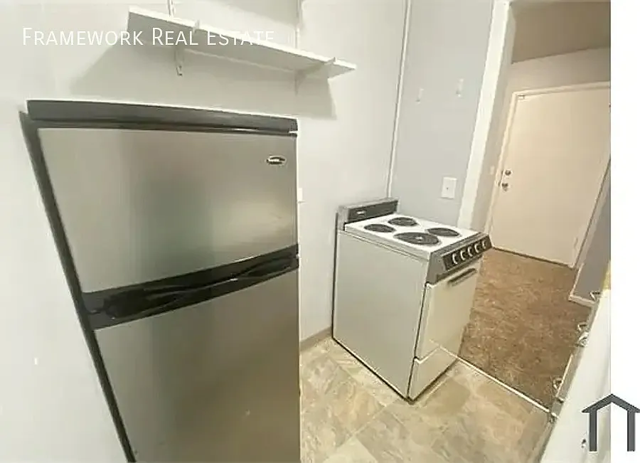 Rare 1 Bedroom Apartment in Secluded location with Large Yard Available NOW — Photo 4