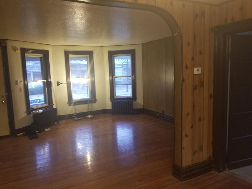 1st image of 423 Gold St
